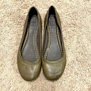 Frye brown Carson flat